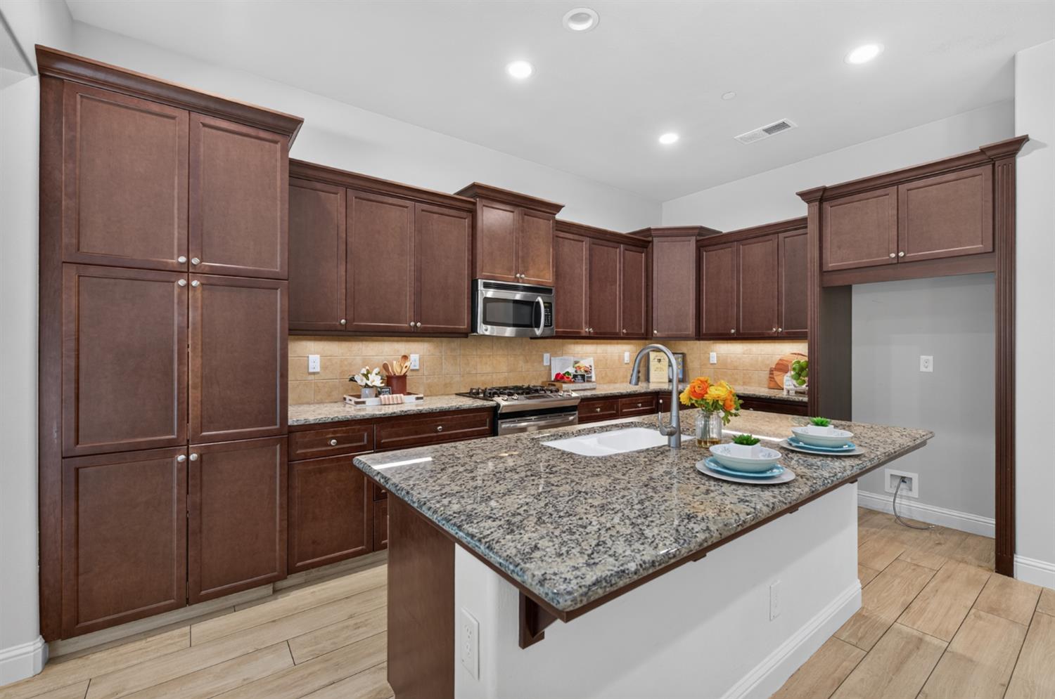 2574 E Utah Ave, Fresno, CA 93720