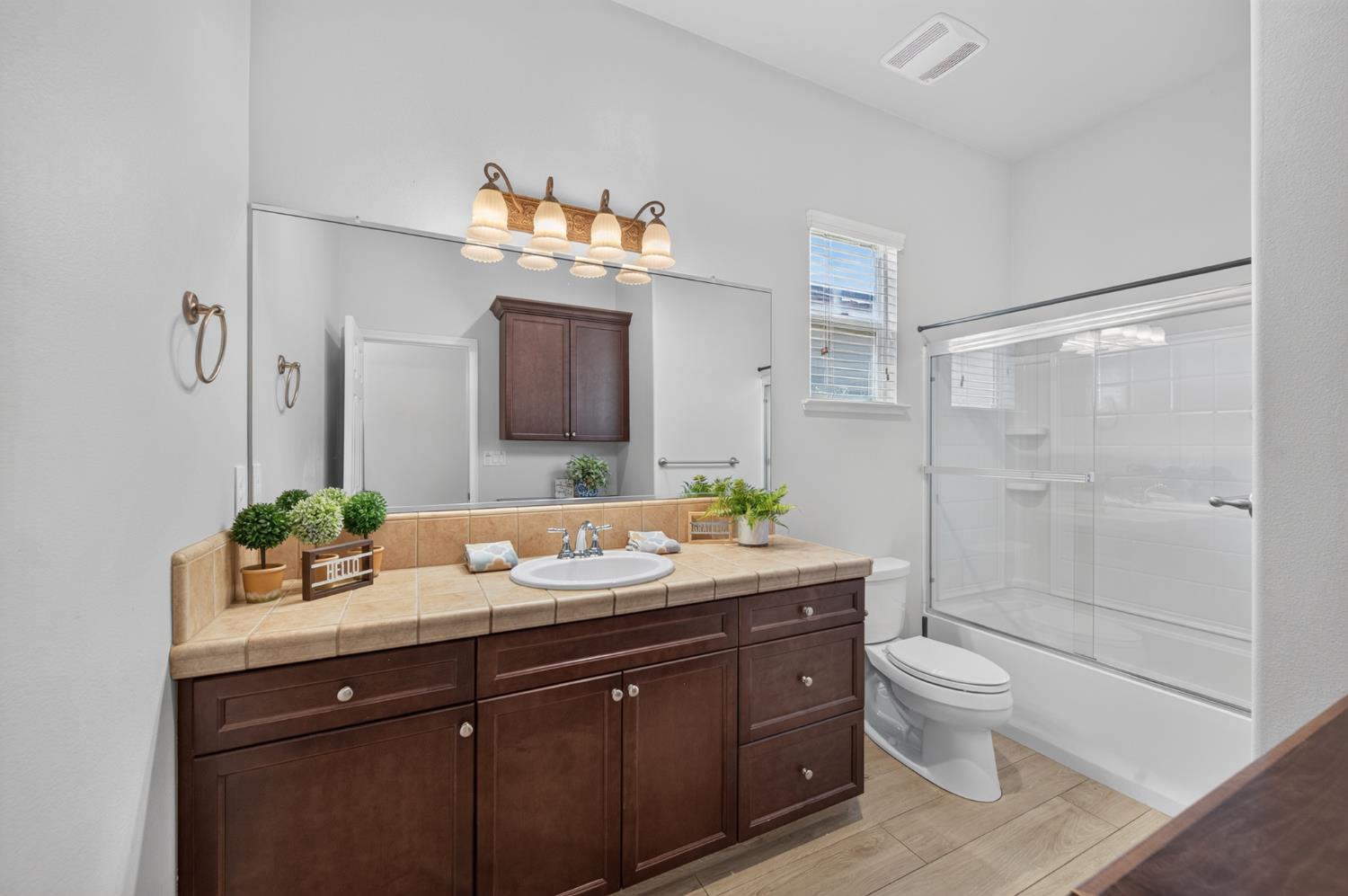 2574 E Utah Ave, Fresno, CA 93720
