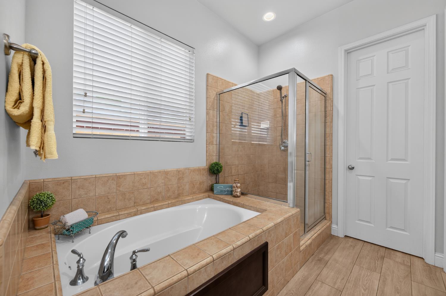 2574 E Utah Ave, Fresno, CA 93720