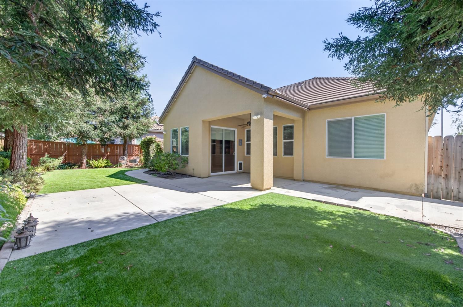 2574 E Utah Ave, Fresno, CA 93720