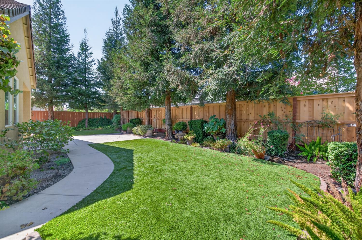 2574 E Utah Ave, Fresno, CA 93720