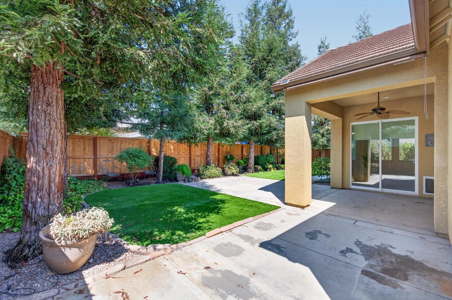 2574 E Utah Ave, Fresno, CA 93720