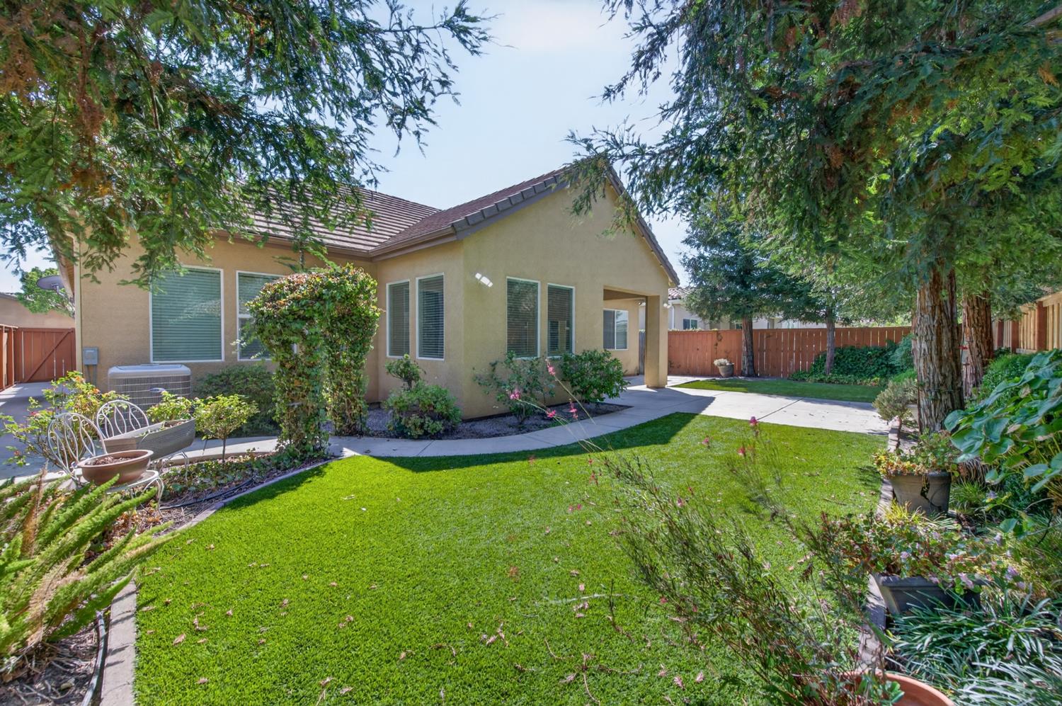 2574 E Utah Ave, Fresno, CA 93720