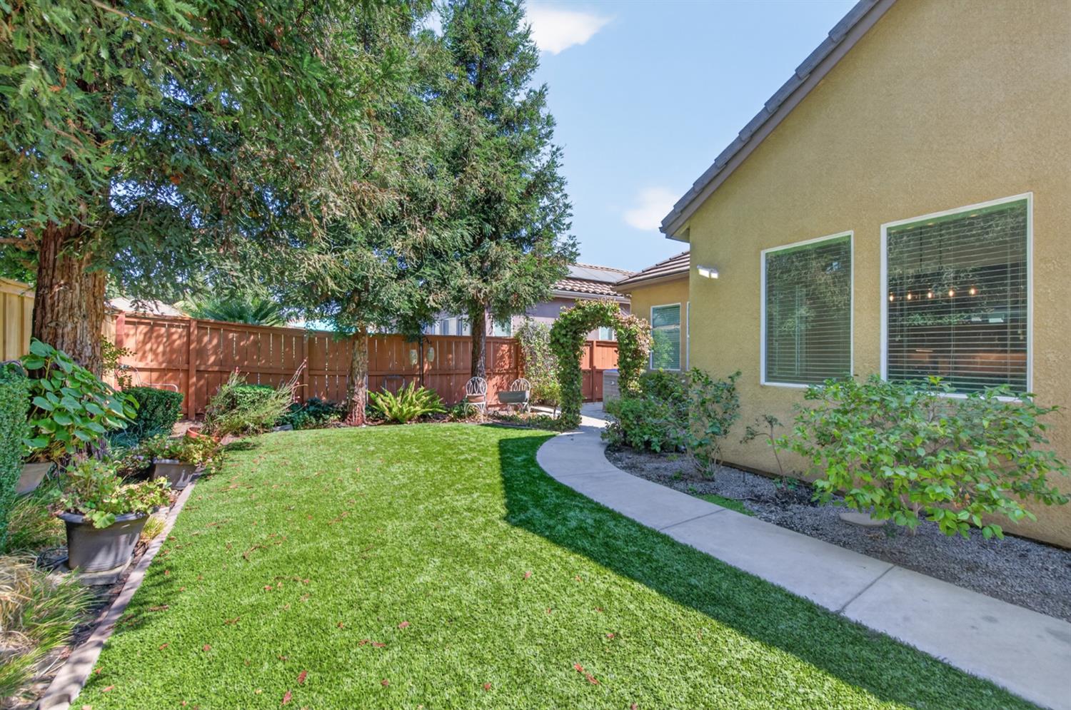 2574 E Utah Ave, Fresno, CA 93720