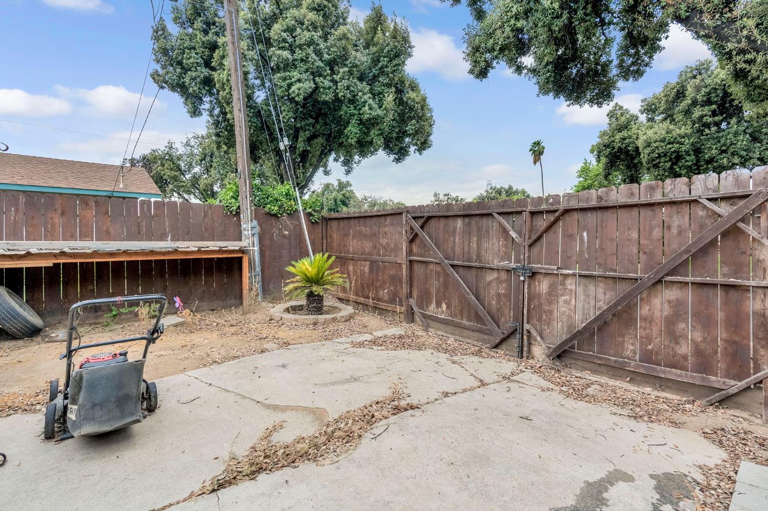 1808 N Dearing Ave, Fresno, CA 93703