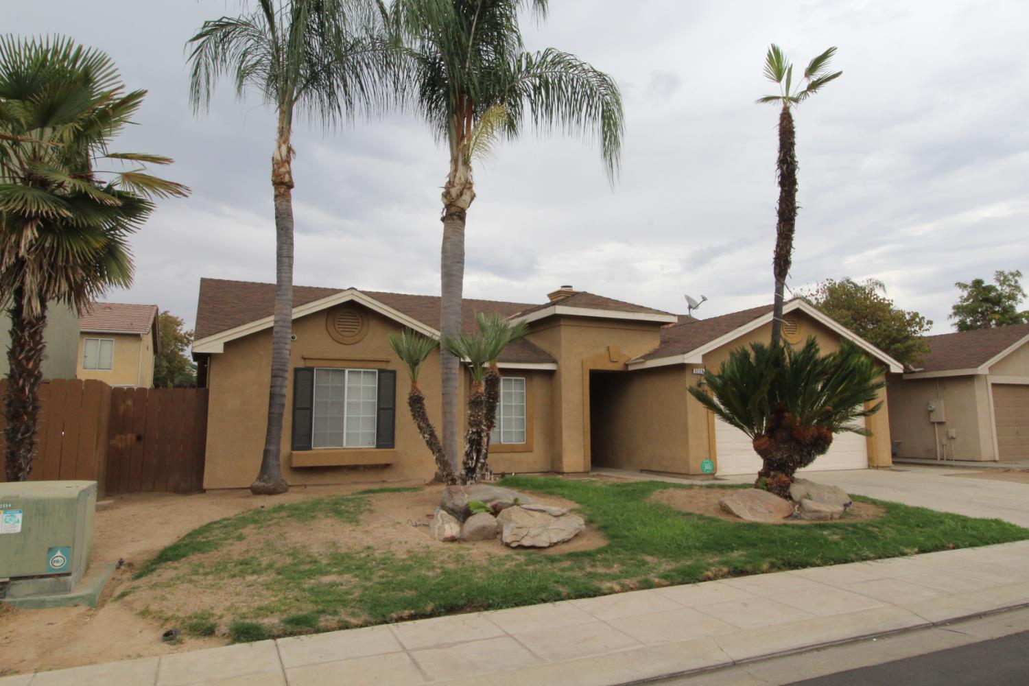 5233 E Harvest Ln E, Fresno, CA 93725