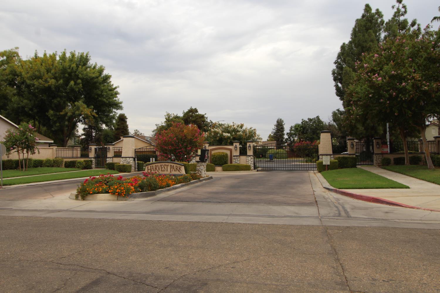 5233 E Harvest Ln E, Fresno, CA 93725