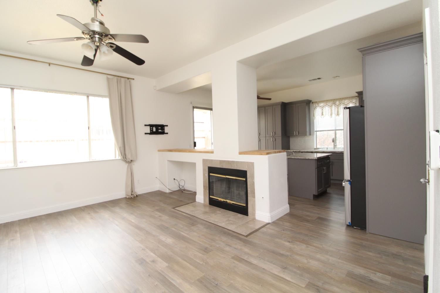 5233 E Harvest Ln E, Fresno, CA 93725