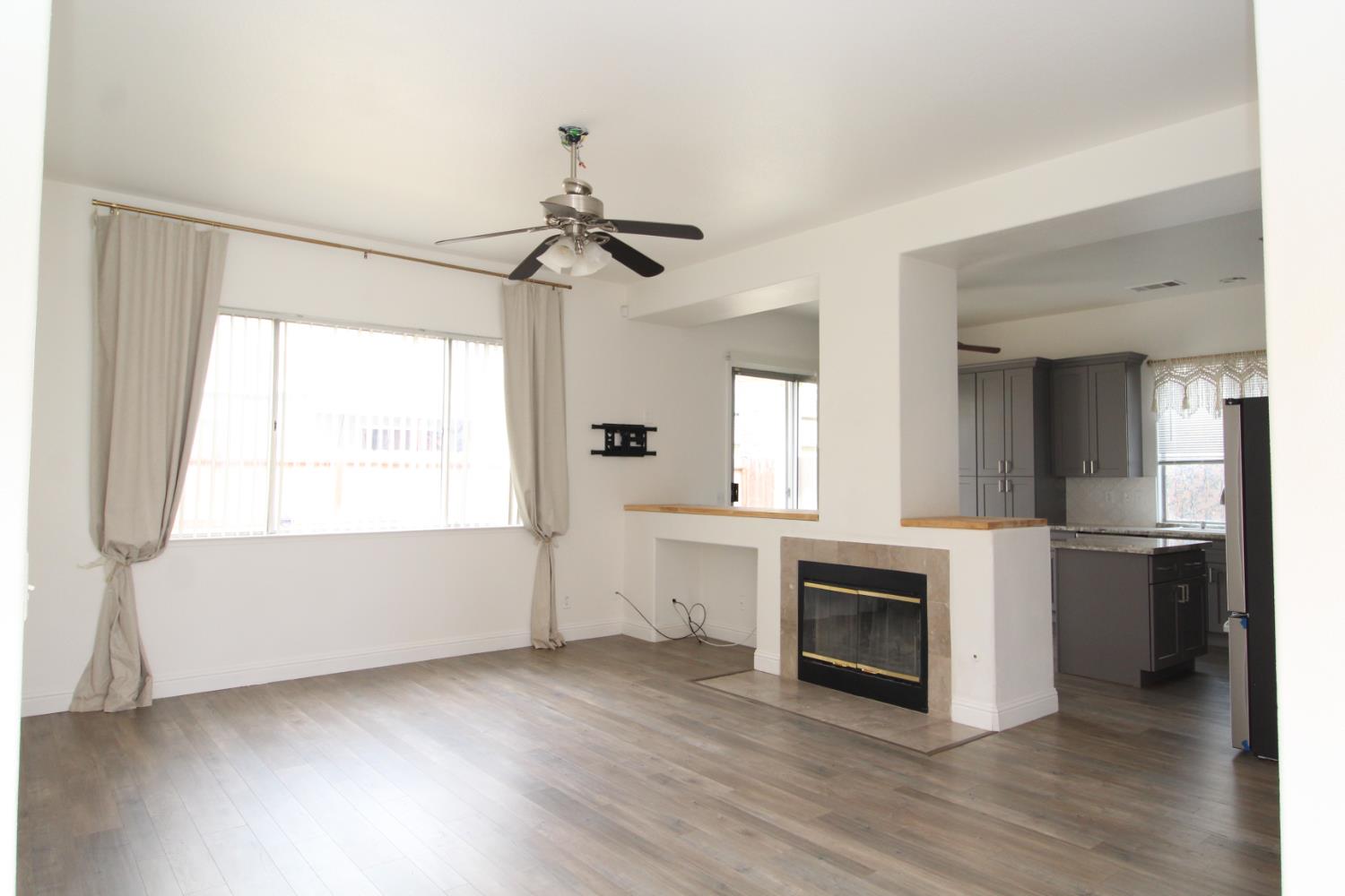 5233 E Harvest Ln E, Fresno, CA 93725