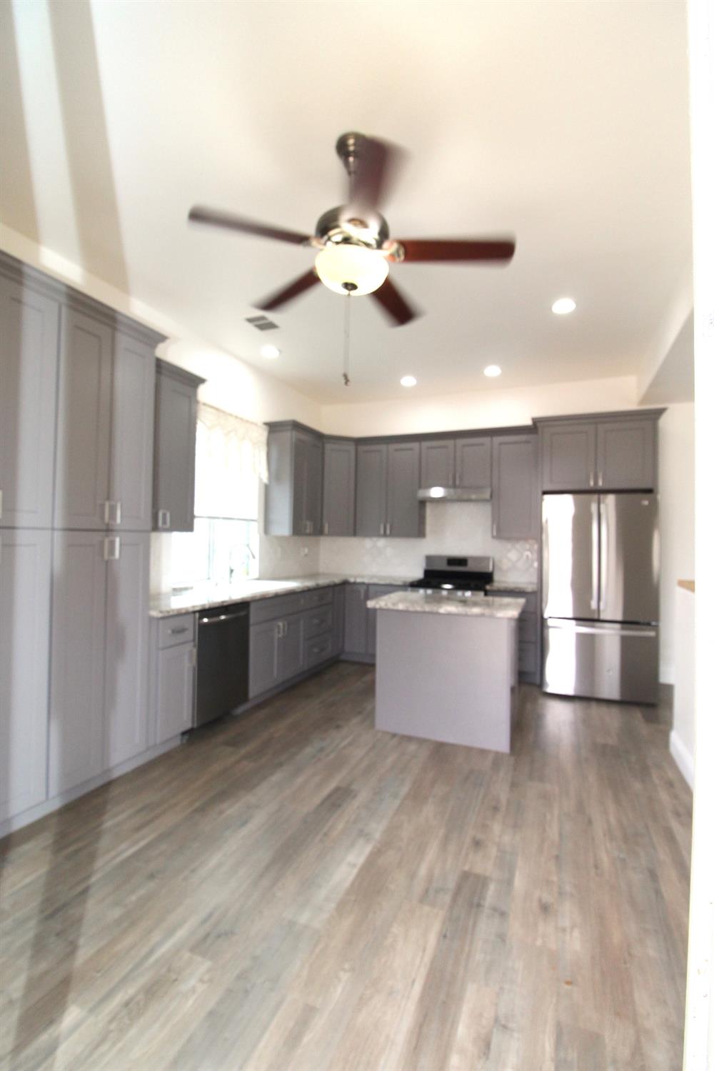 5233 E Harvest Ln E, Fresno, CA 93725
