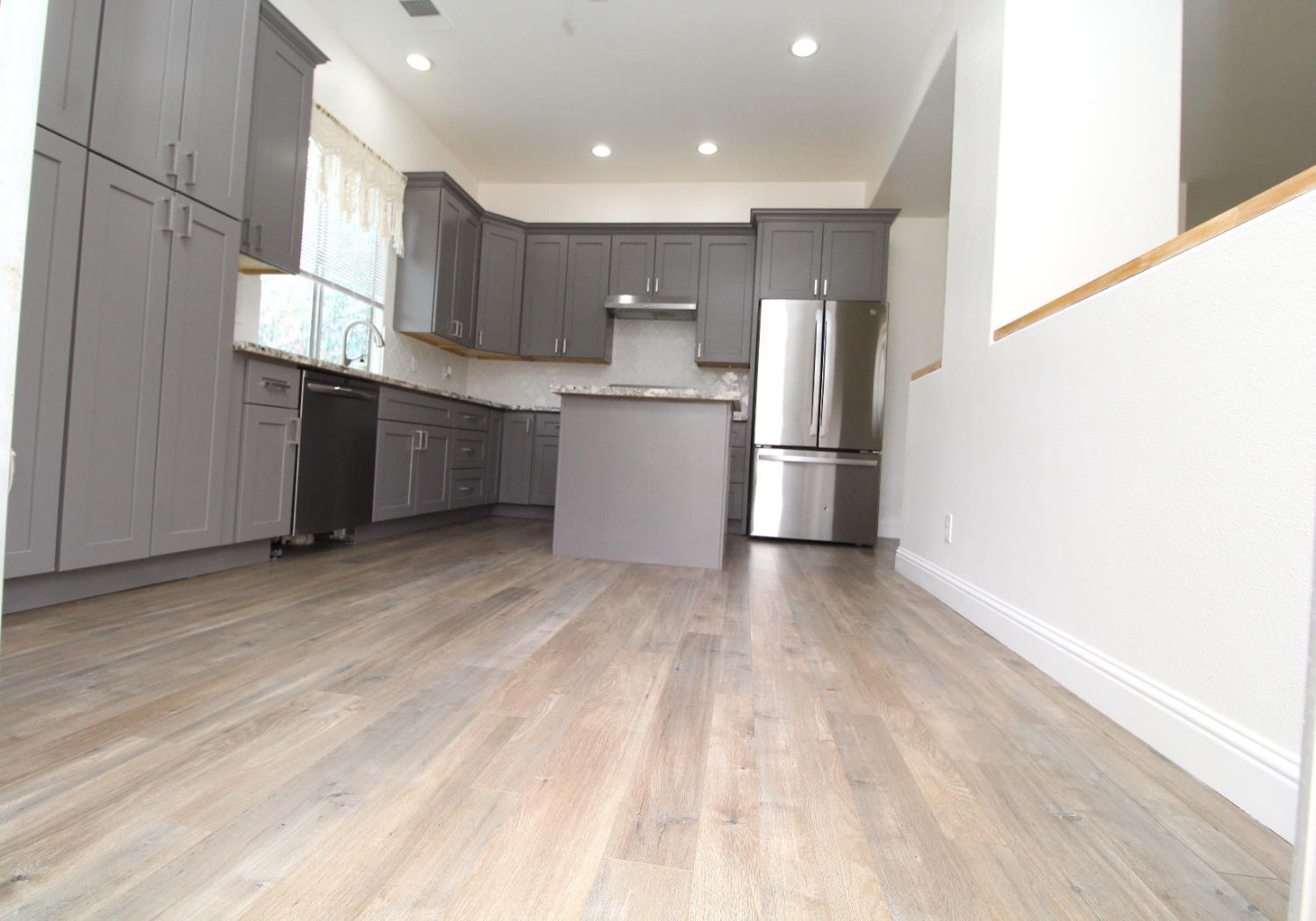 5233 E Harvest Ln E, Fresno, CA 93725