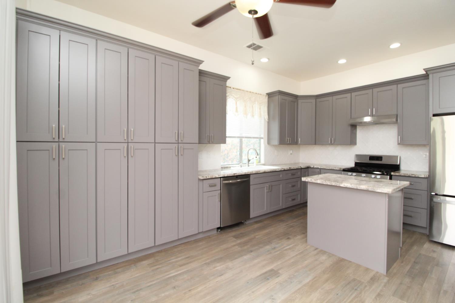 5233 E Harvest Ln E, Fresno, CA 93725