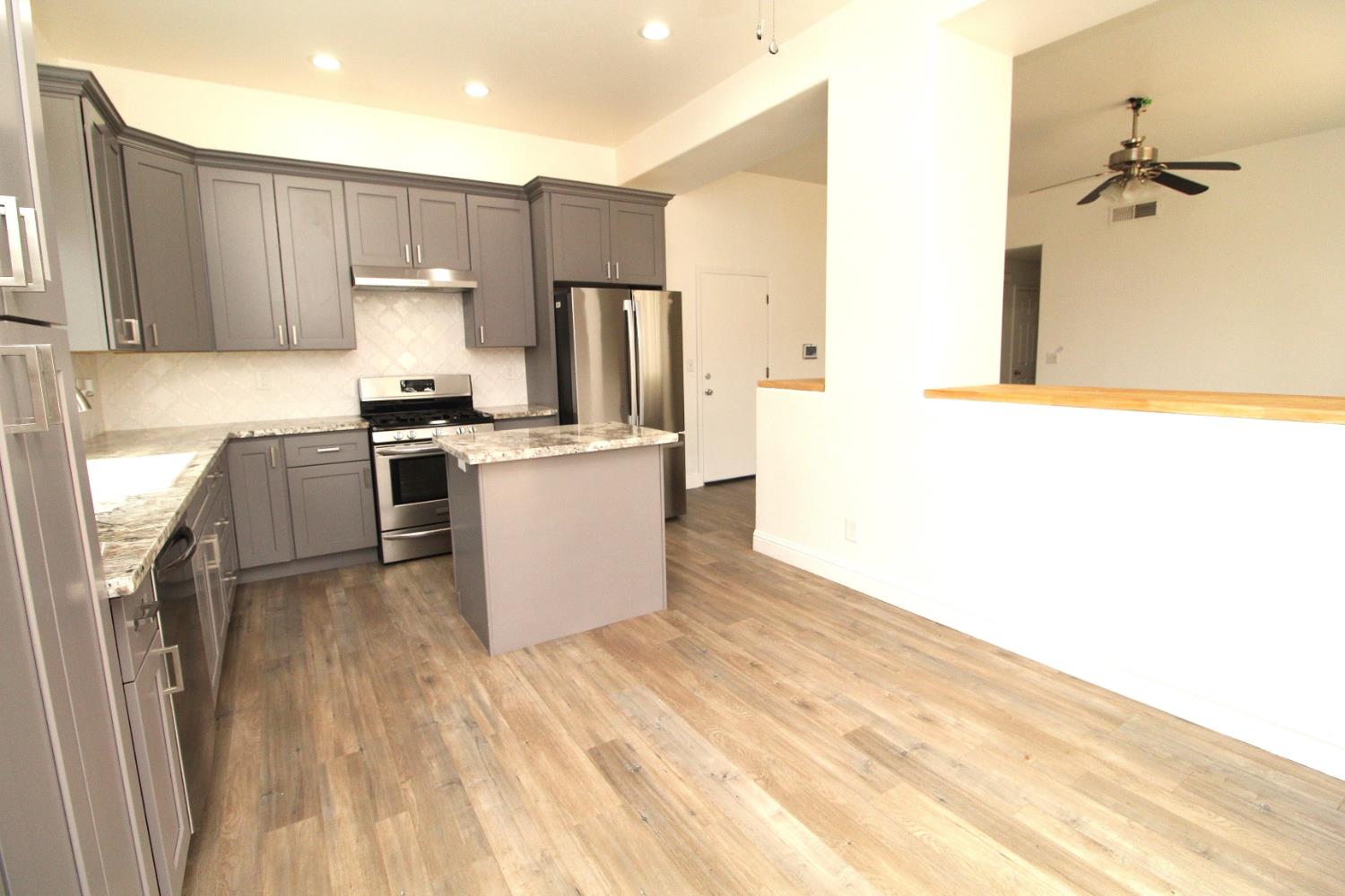 5233 E Harvest Ln E, Fresno, CA 93725