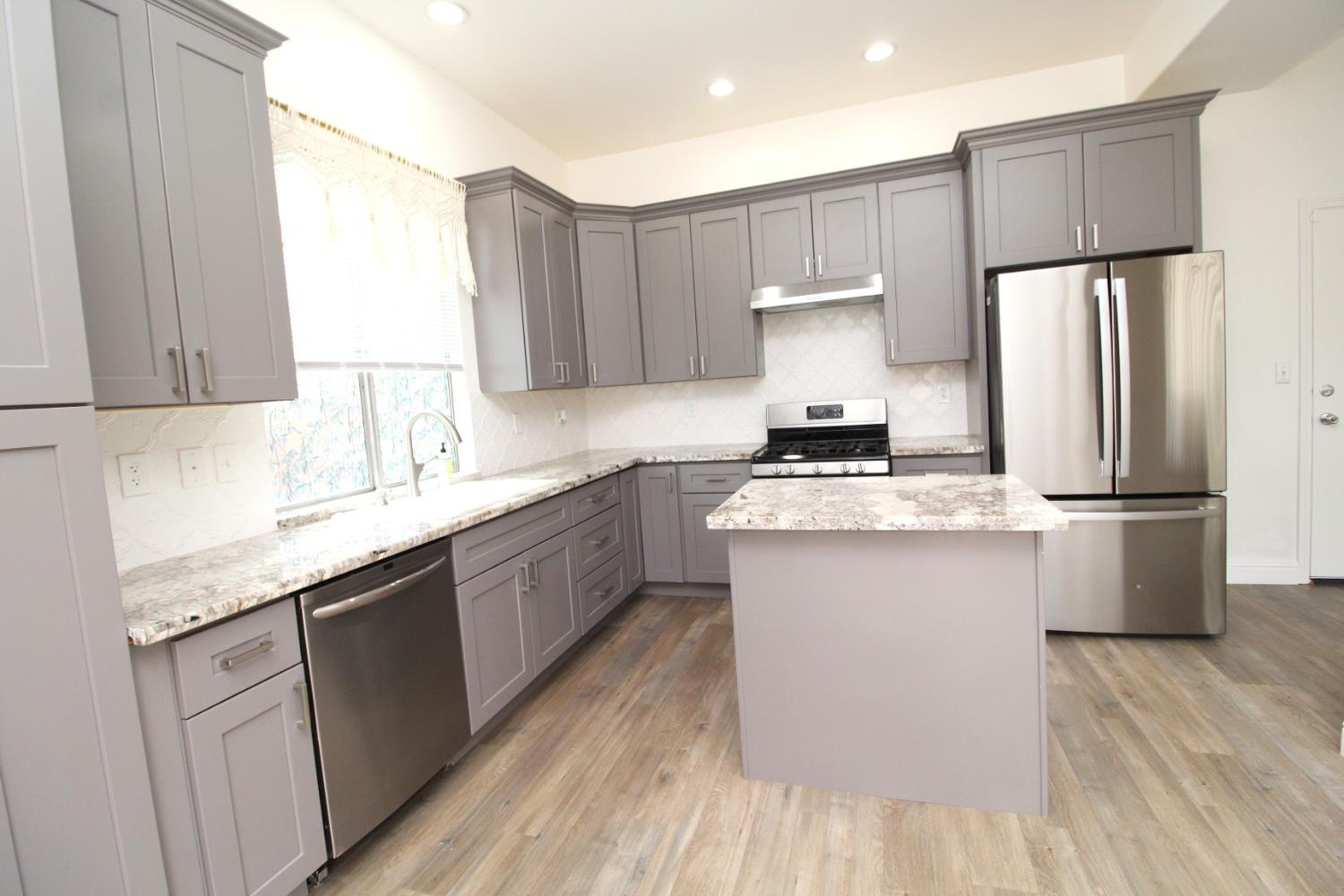 5233 E Harvest Ln E, Fresno, CA 93725