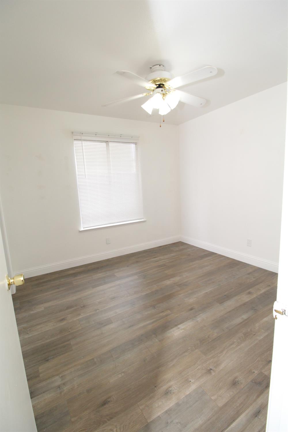 5233 E Harvest Ln E, Fresno, CA 93725