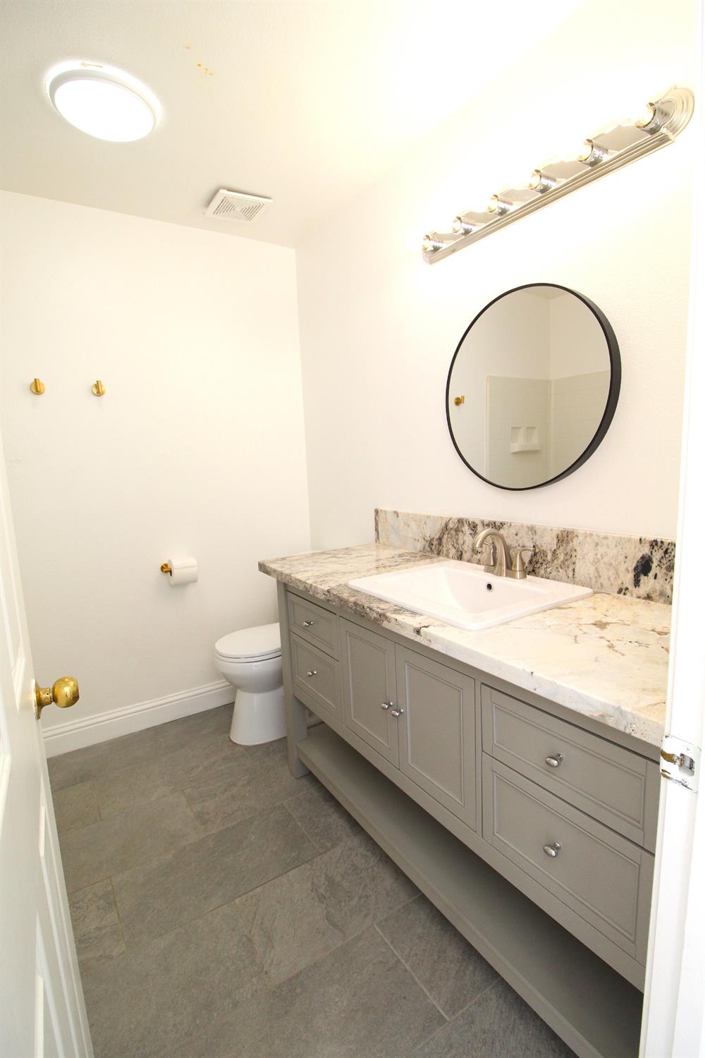 5233 E Harvest Ln E, Fresno, CA 93725