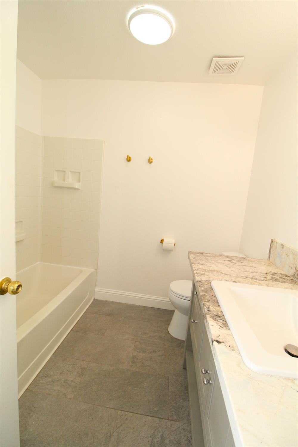 5233 E Harvest Ln E, Fresno, CA 93725