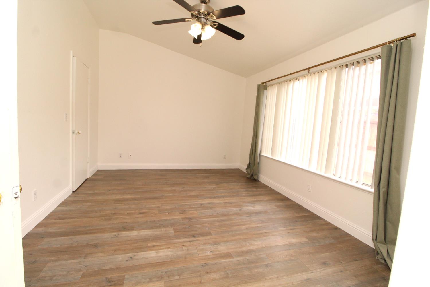 5233 E Harvest Ln E, Fresno, CA 93725