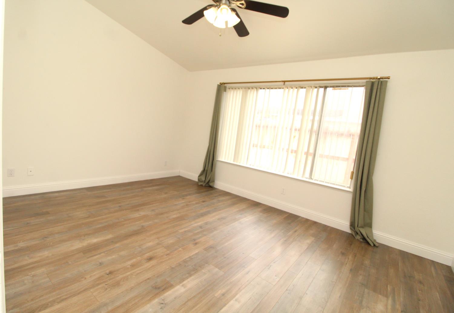 5233 E Harvest Ln E, Fresno, CA 93725