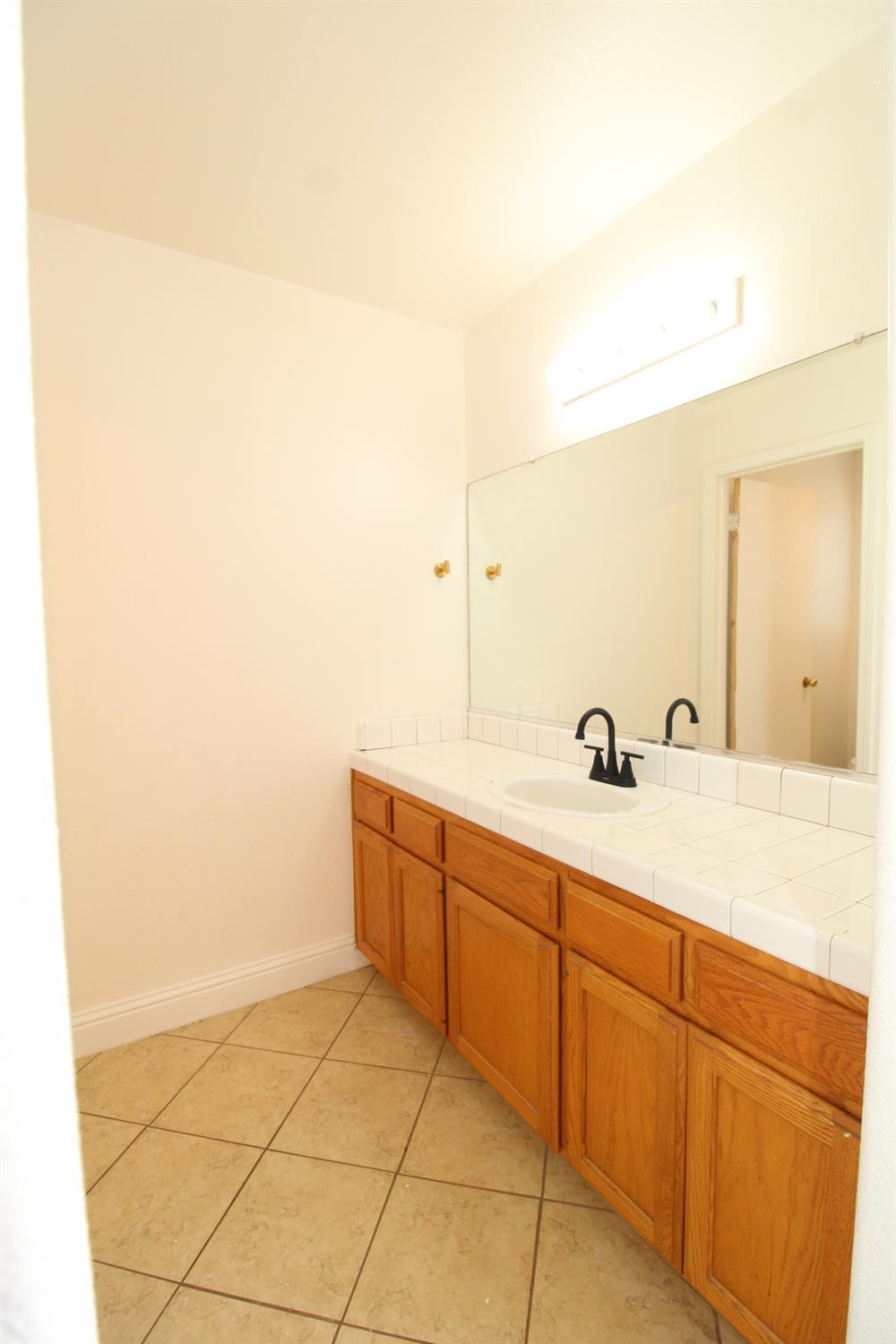 5233 E Harvest Ln E, Fresno, CA 93725