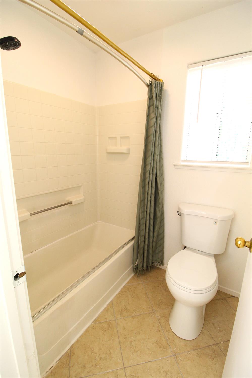 5233 E Harvest Ln E, Fresno, CA 93725