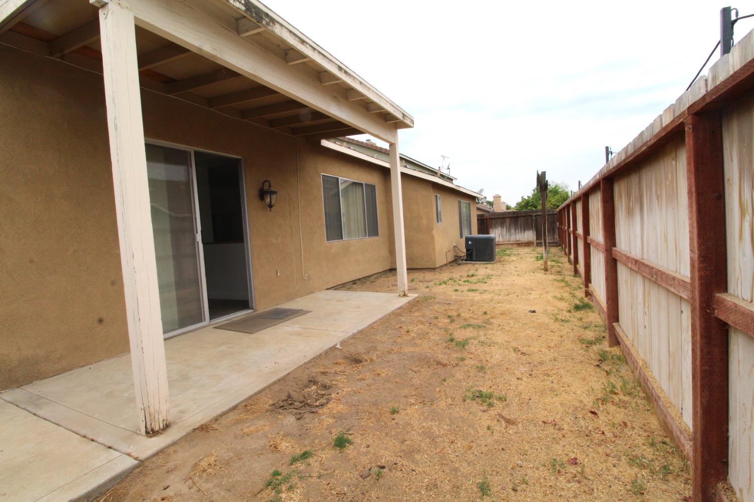 5233 E Harvest Ln E, Fresno, CA 93725