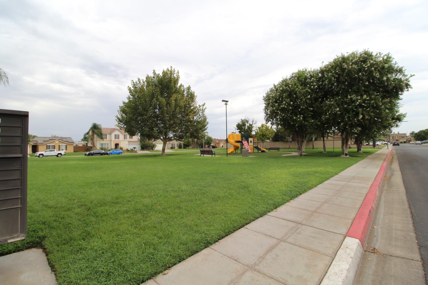 5233 E Harvest Ln E, Fresno, CA 93725