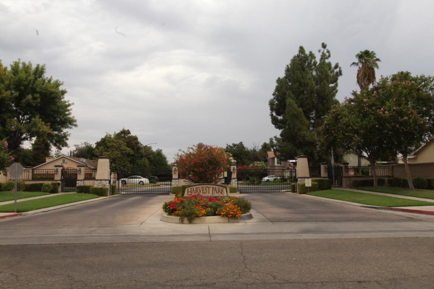 5233 E Harvest Ln E, Fresno, CA 93725