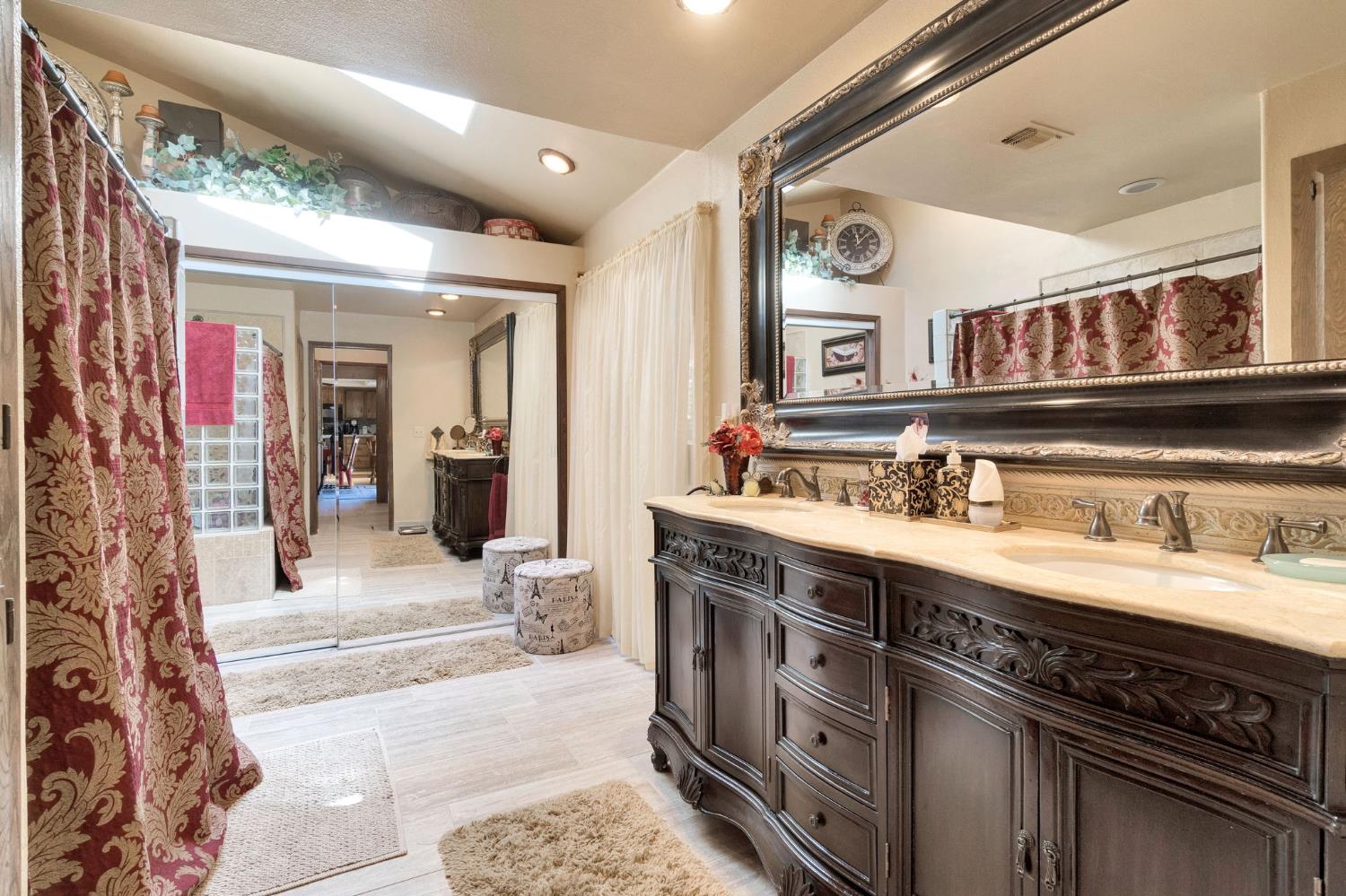 11801 N Mckelvy Ave, Clovis, CA 93619