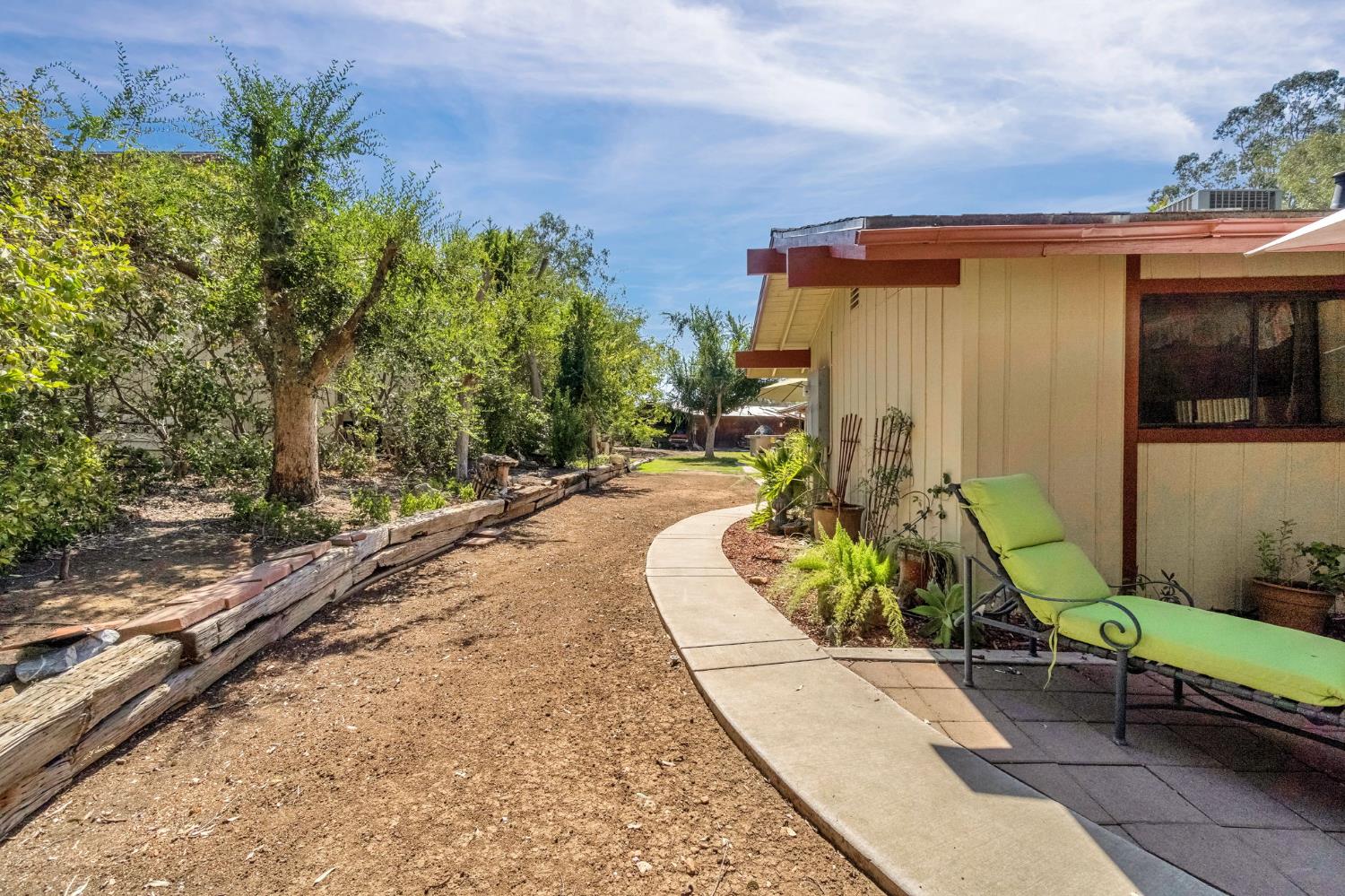 11801 N Mckelvy Ave, Clovis, CA 93619