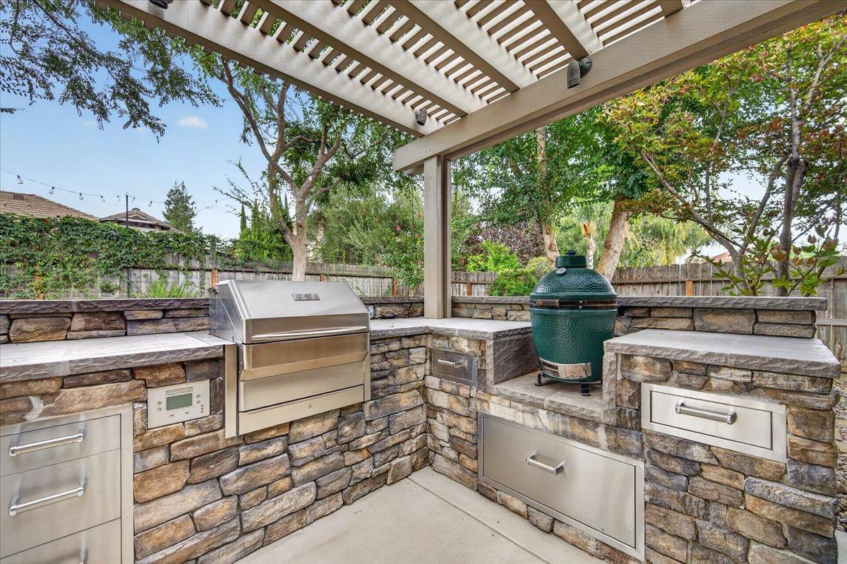 2551 Magill Ave, Clovis, CA 93611