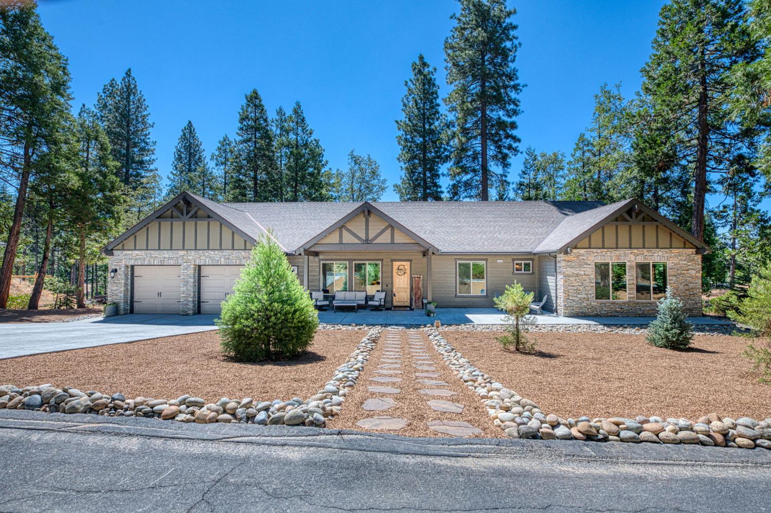 42596 Garnet Ln, Shaver Lake, CA 93664