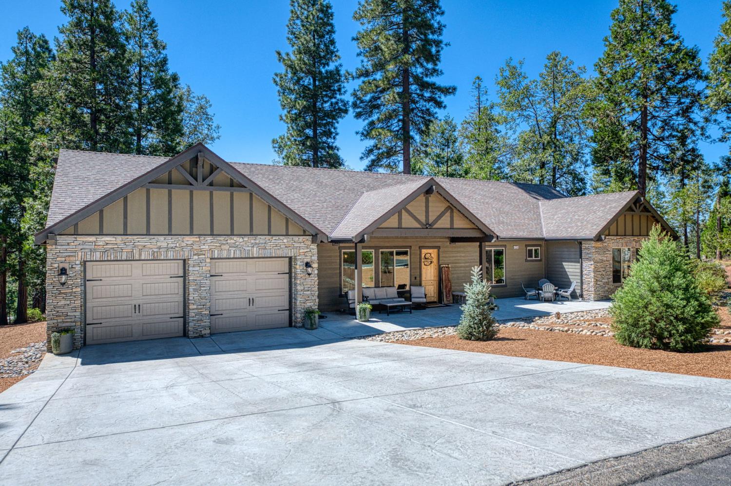 42596 Garnet Ln, Shaver Lake, CA 93664
