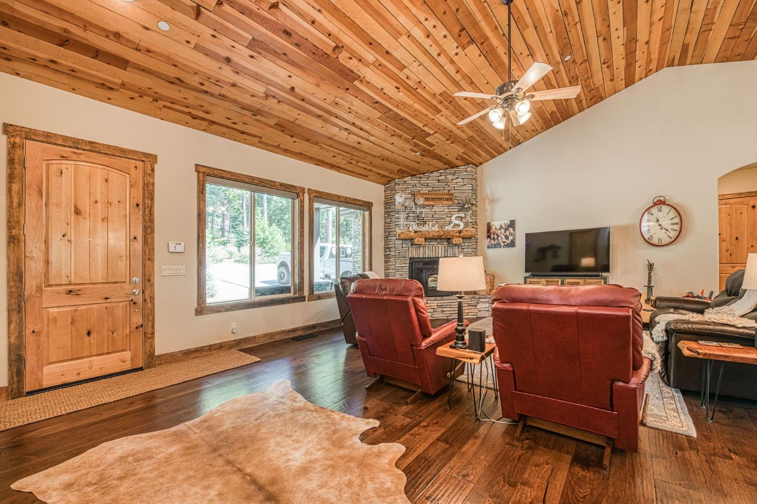 42596 Garnet Ln, Shaver Lake, CA 93664