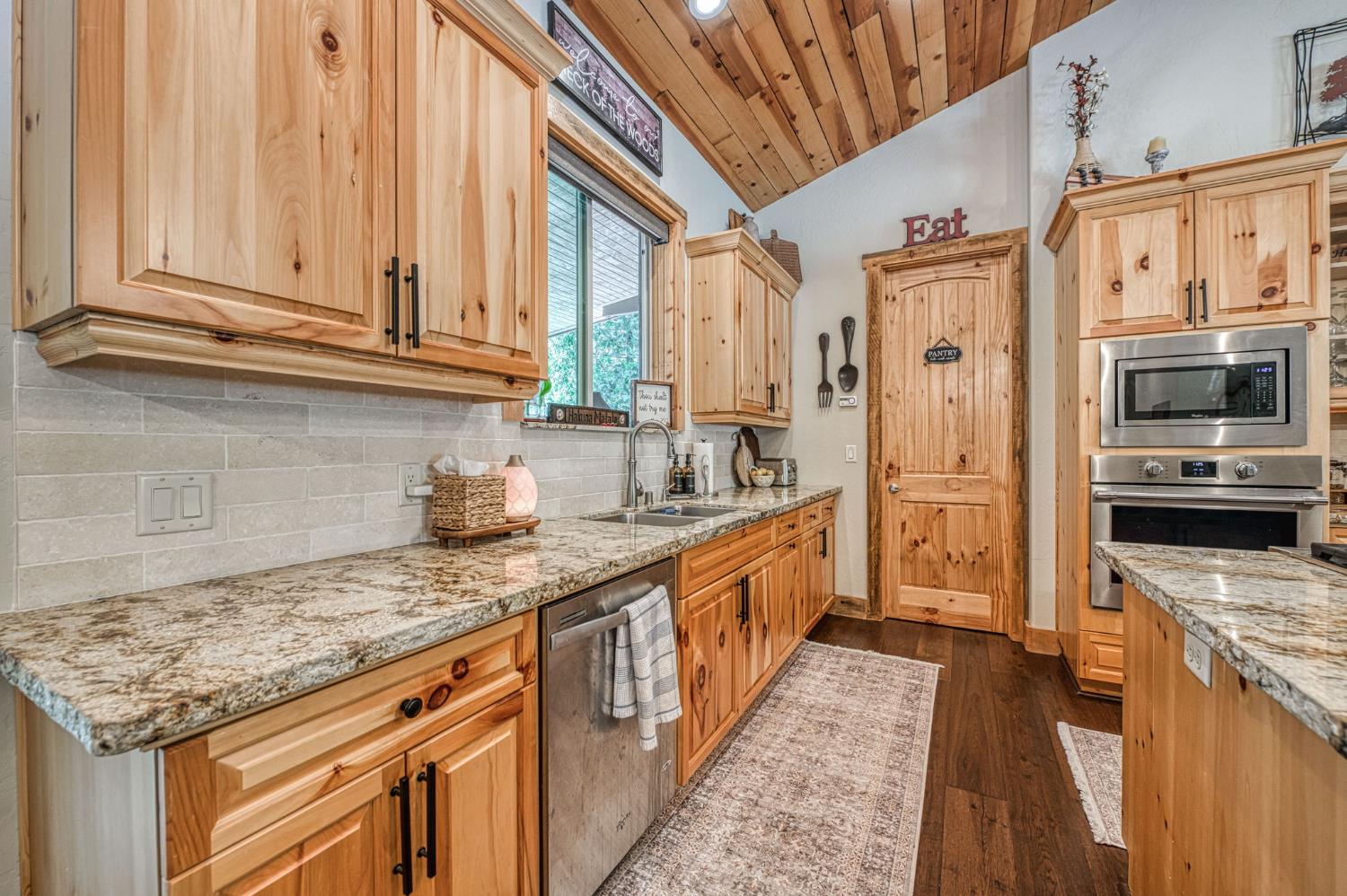42596 Garnet Ln, Shaver Lake, CA 93664