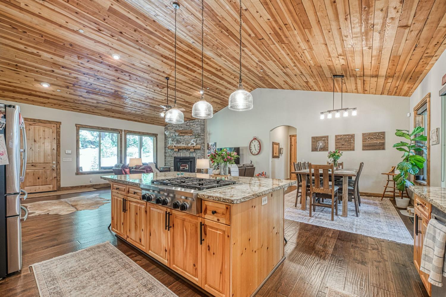 42596 Garnet Ln, Shaver Lake, CA 93664