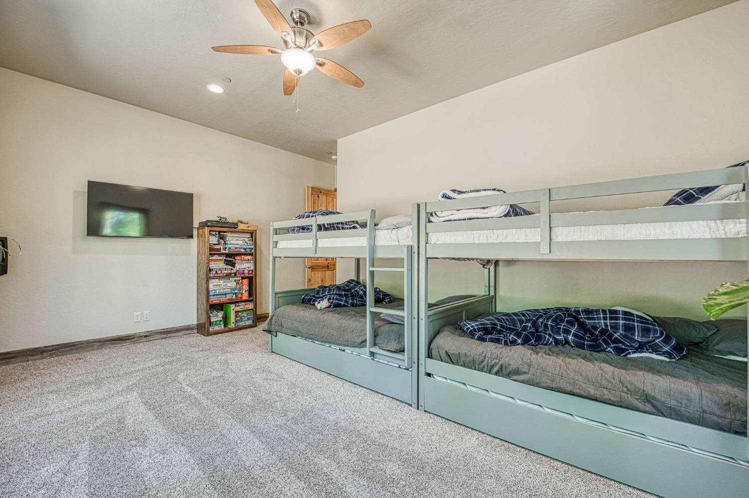 42596 Garnet Ln, Shaver Lake, CA 93664