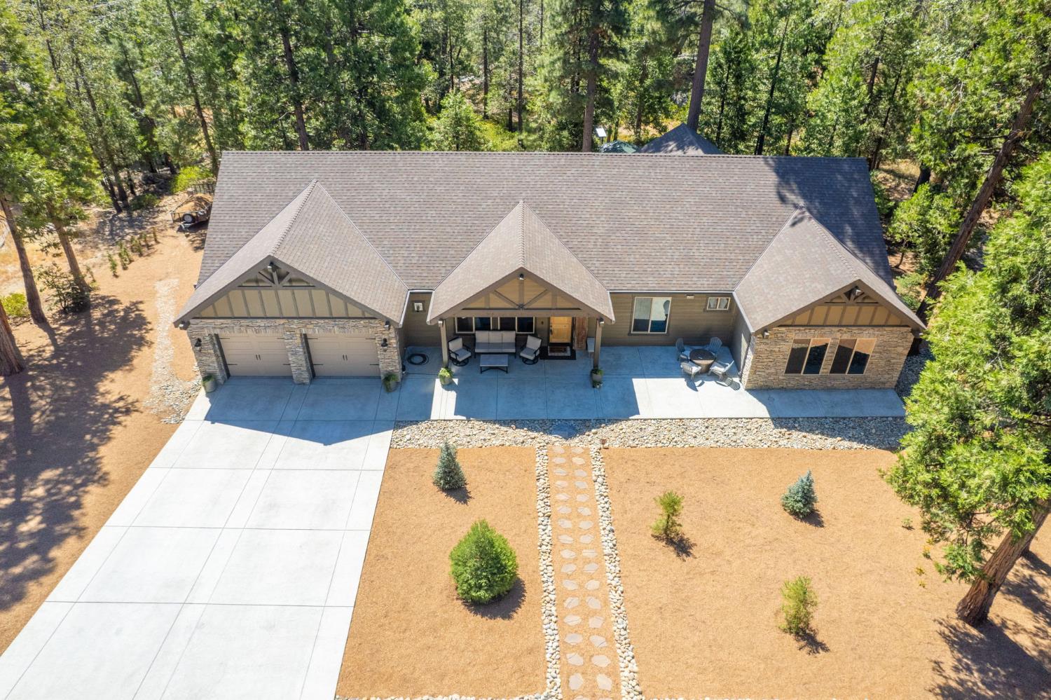 42596 Garnet Ln, Shaver Lake, CA 93664
