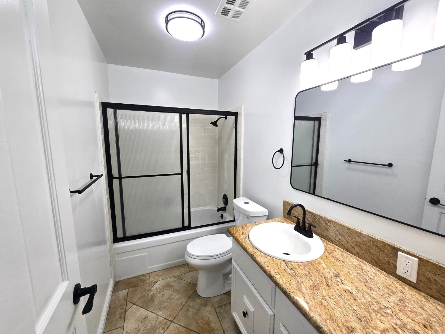 5064 N Wishon Ave #A, Fresno, CA 93704