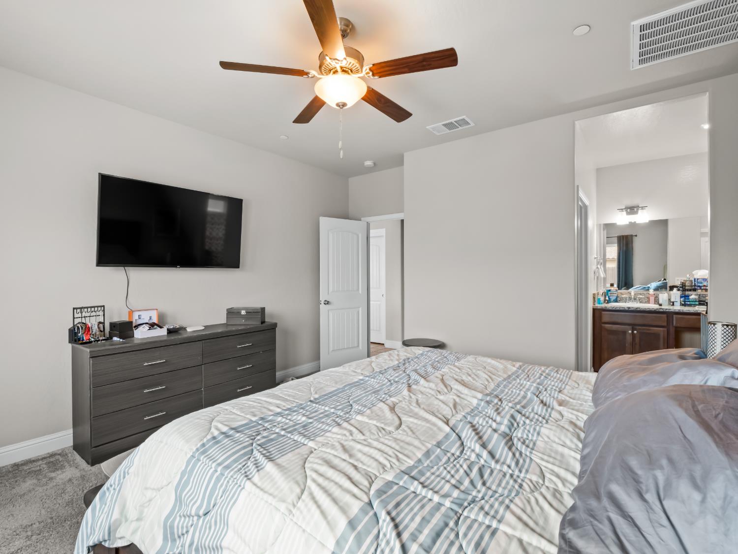 6033 E Kerckhoff Ave, Fresno, CA 93727