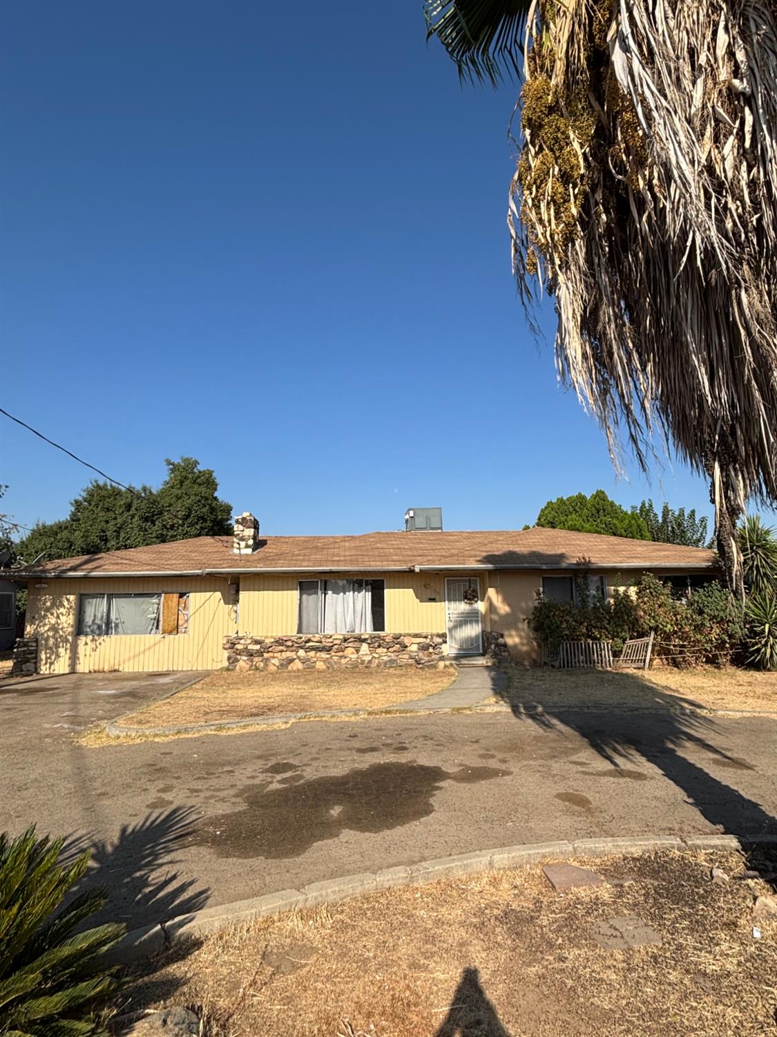 1555 S College Ave, Dinuba, CA 93618