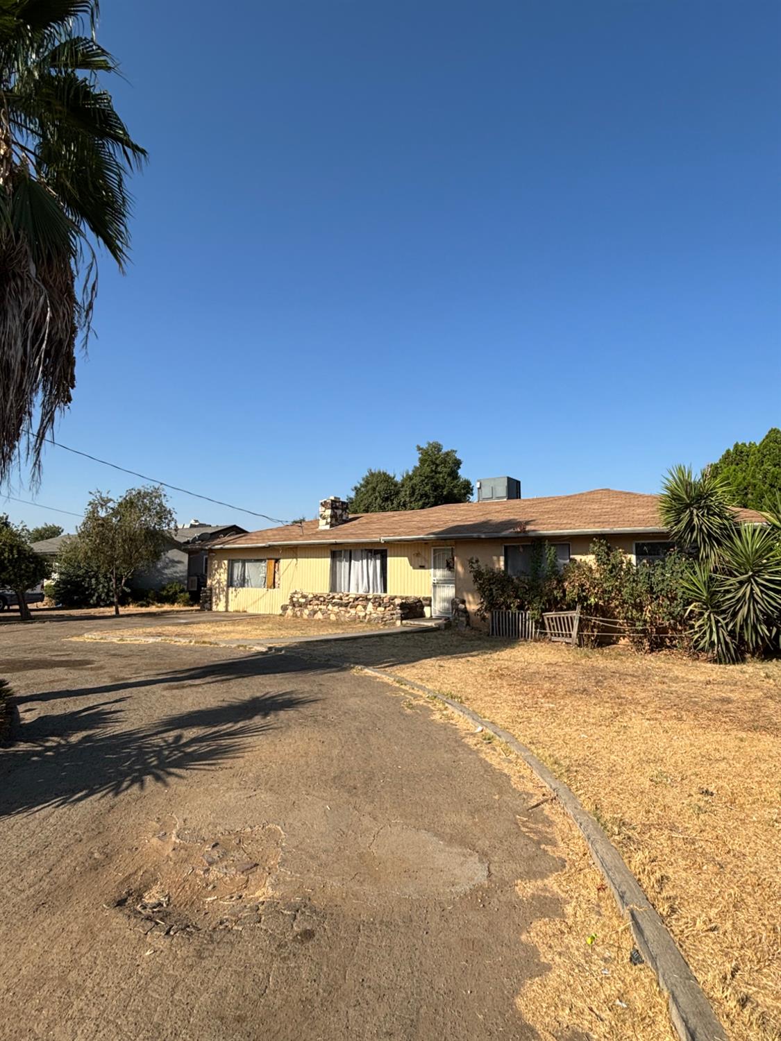 1555 S College Ave, Dinuba, CA 93618