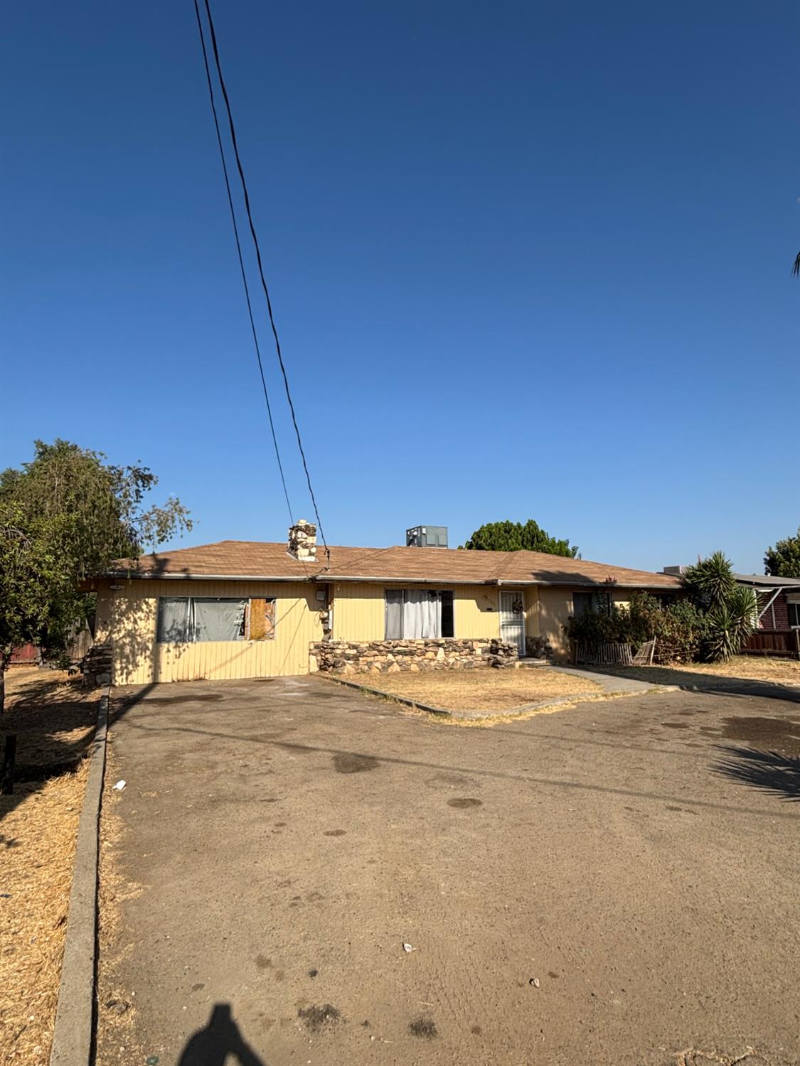 1555 S College Ave, Dinuba, CA 93618