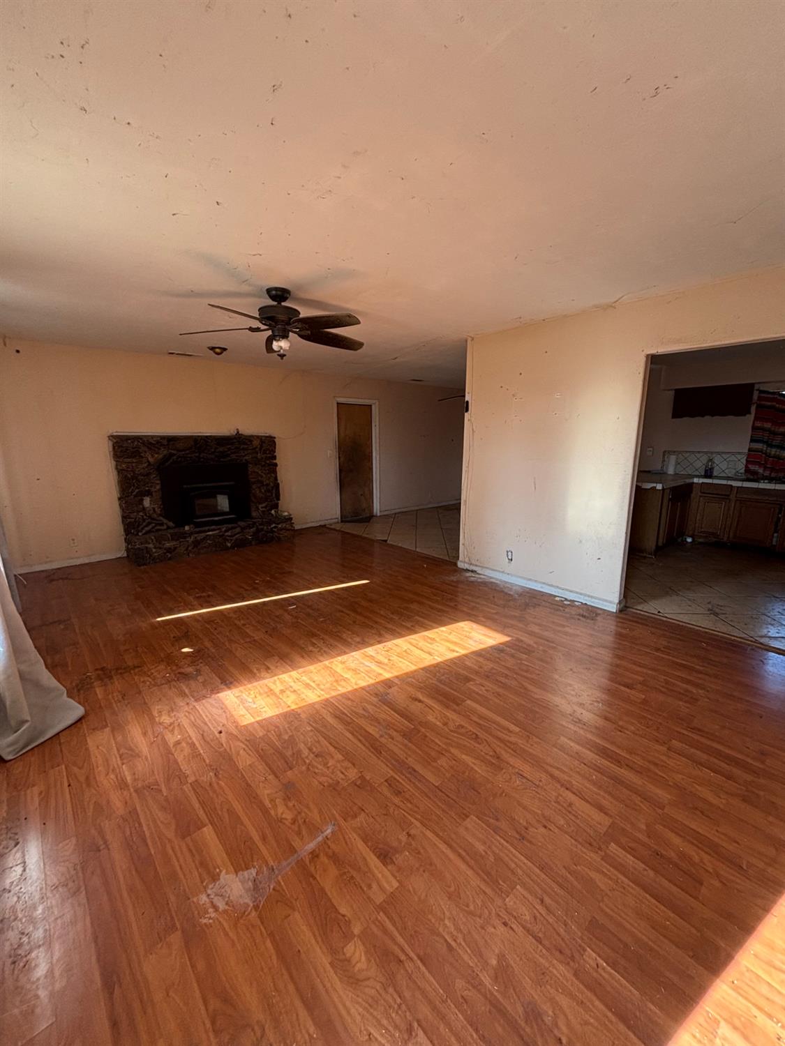 1555 S College Ave, Dinuba, CA 93618