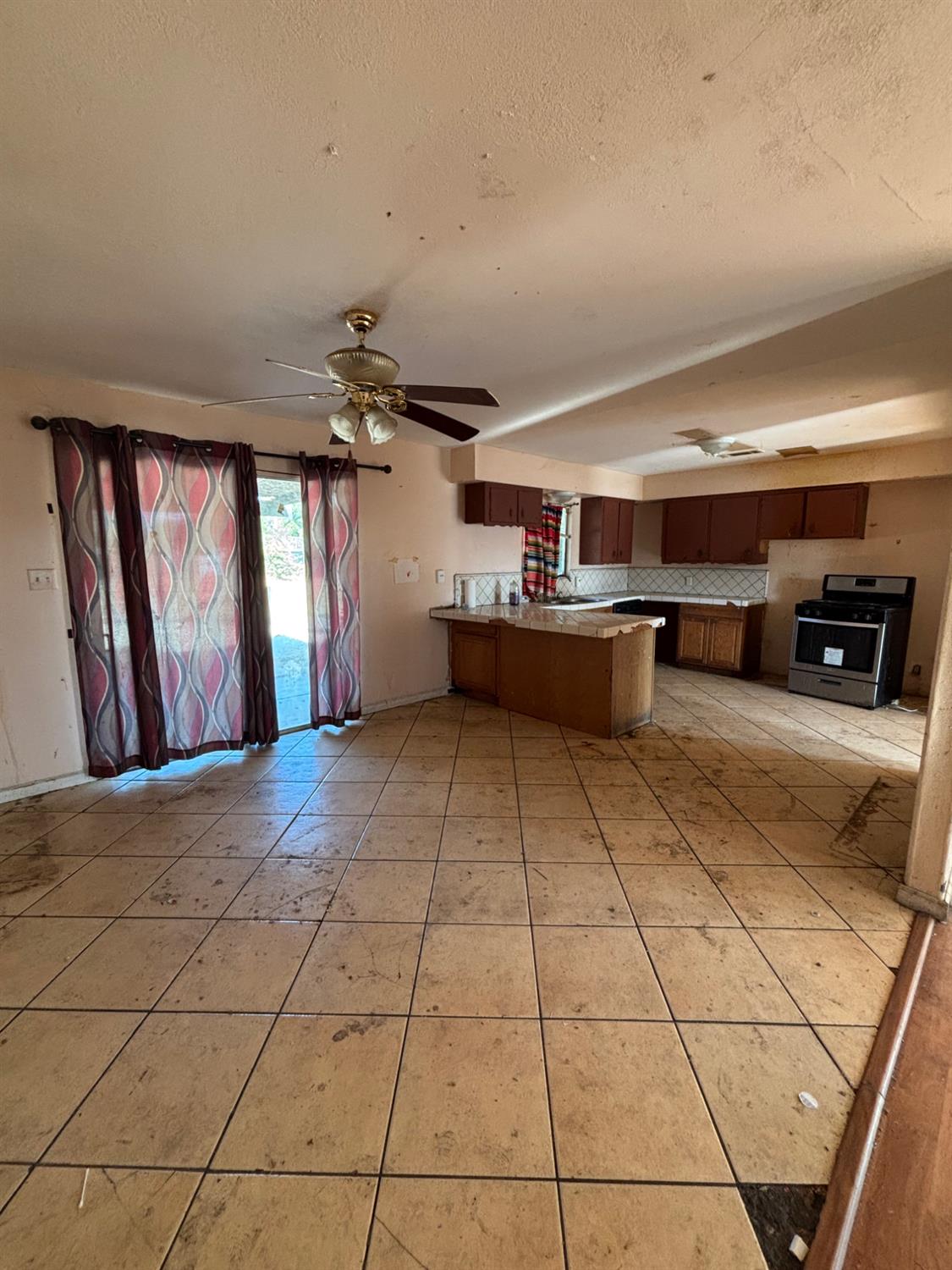 1555 S College Ave, Dinuba, CA 93618