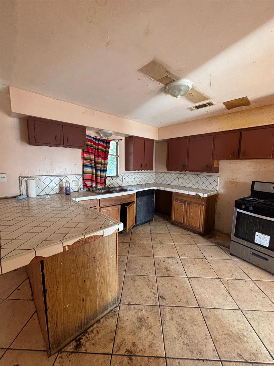 1555 S College Ave, Dinuba, CA 93618