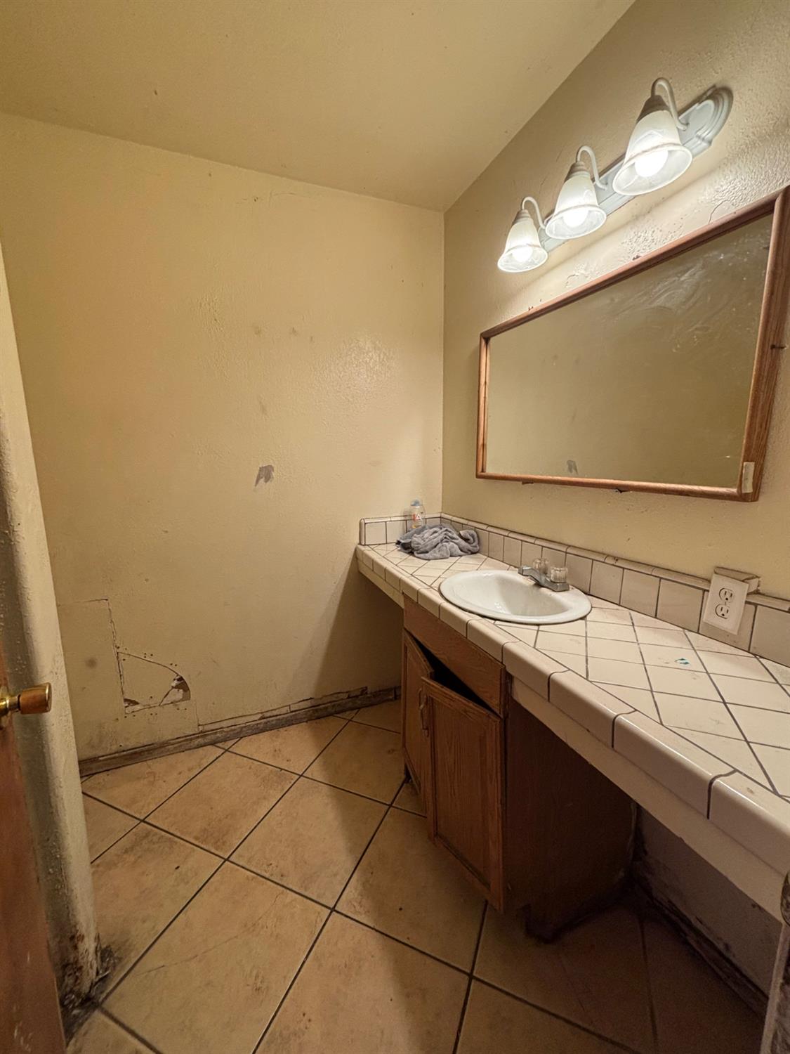 1555 S College Ave, Dinuba, CA 93618