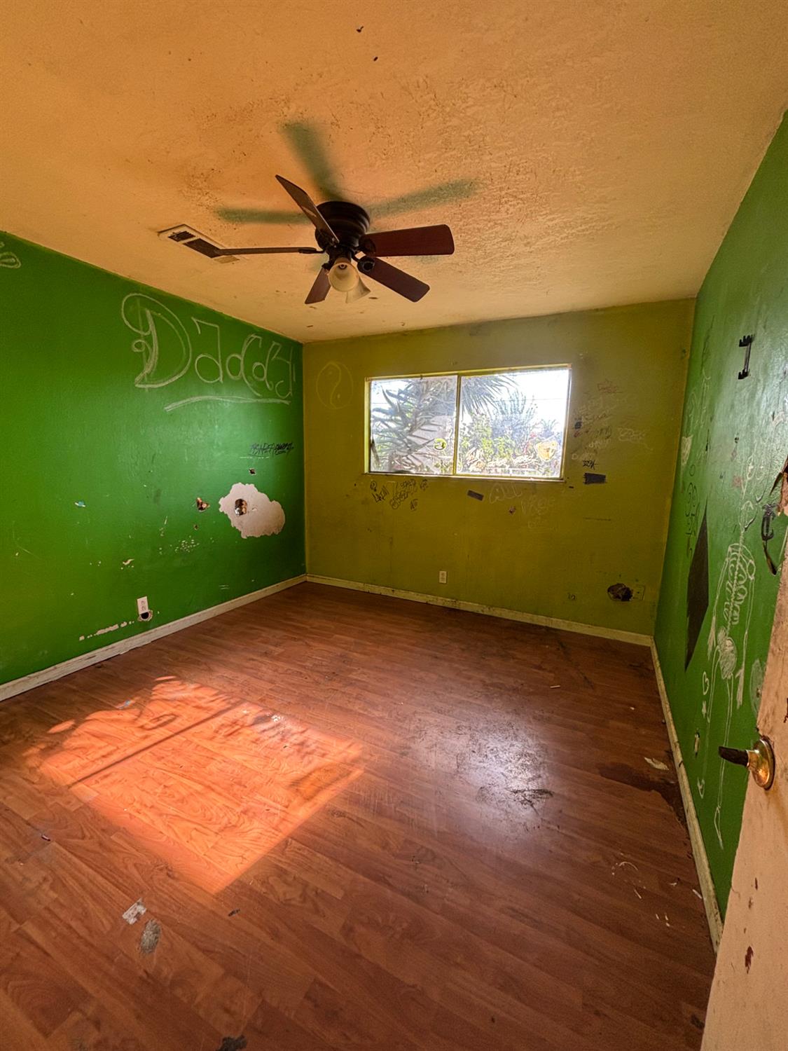1555 S College Ave, Dinuba, CA 93618
