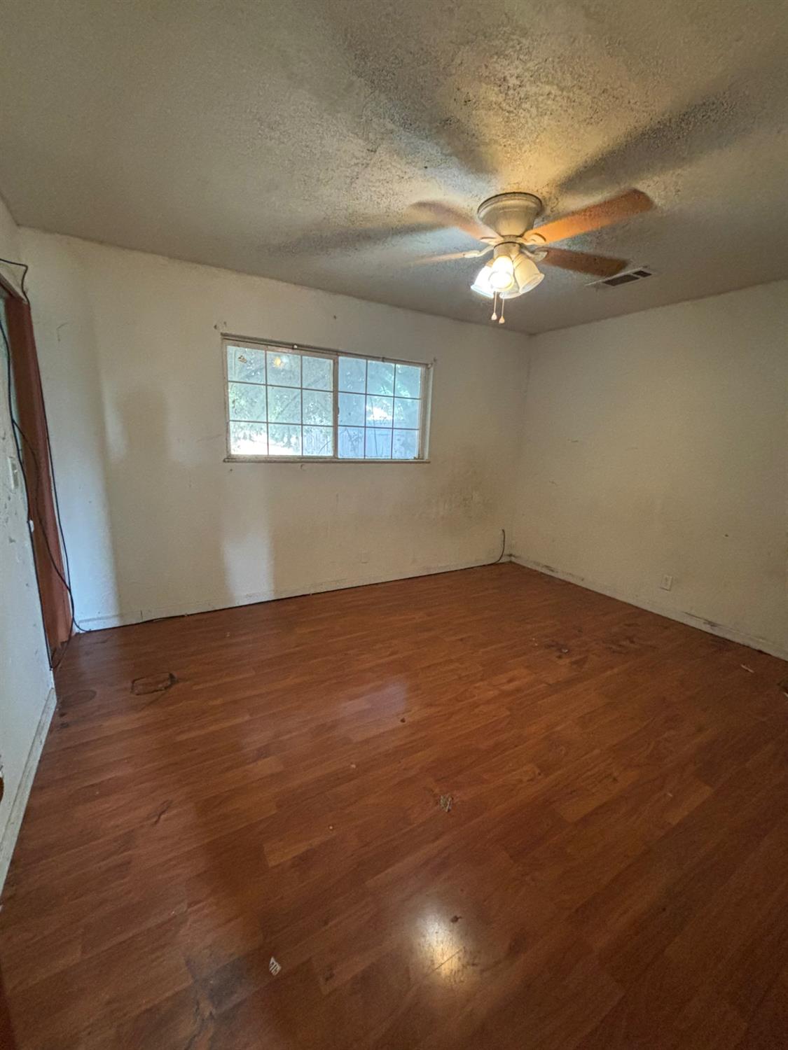 1555 S College Ave, Dinuba, CA 93618