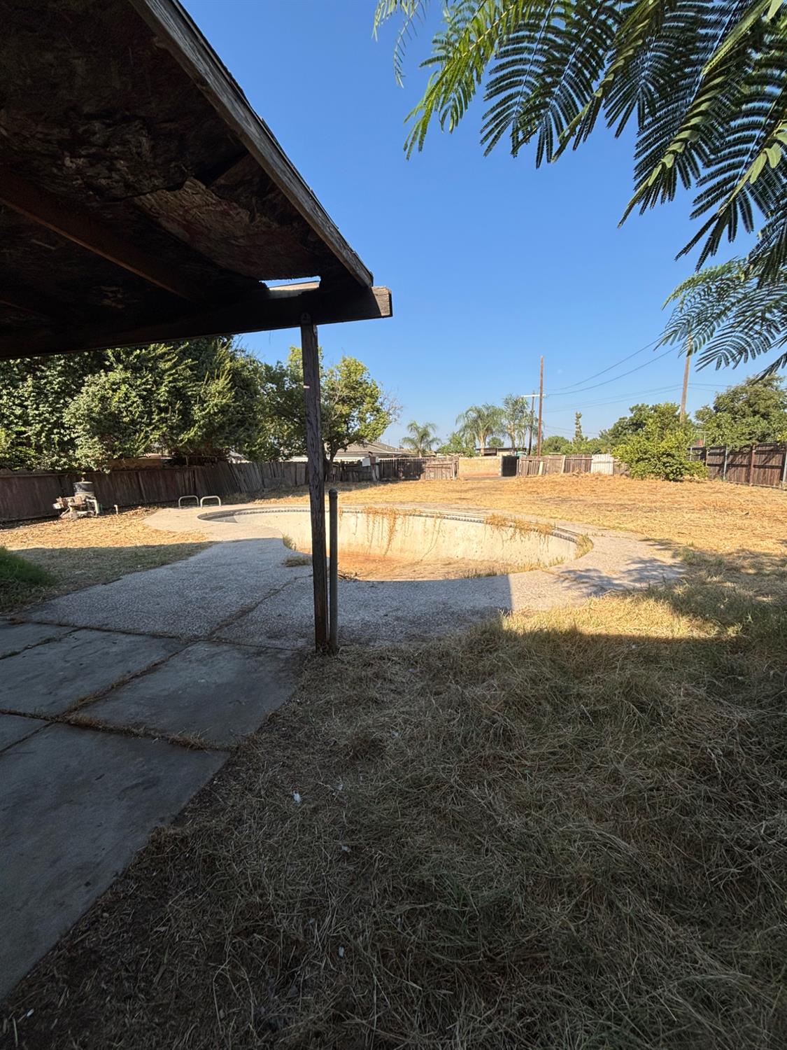1555 S College Ave, Dinuba, CA 93618